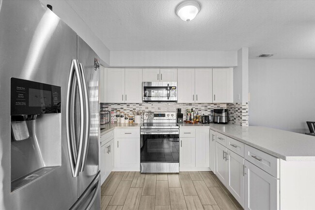 Building Photo - 1596 Shaker Cir
