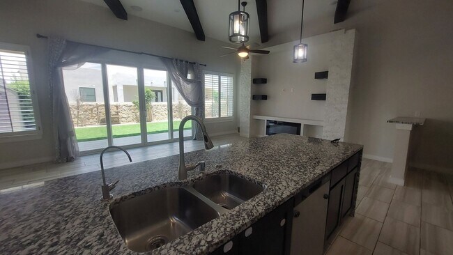 Building Photo - Beautiful 4 bedroom 2.5 bathroom home! READY NOW