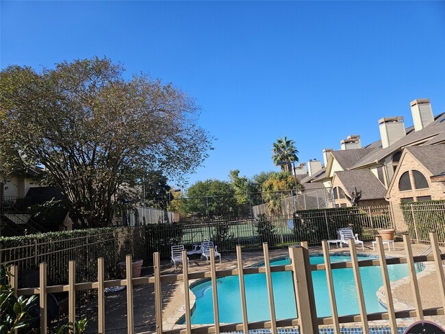 Building Photo - 2425 Holly Hall St