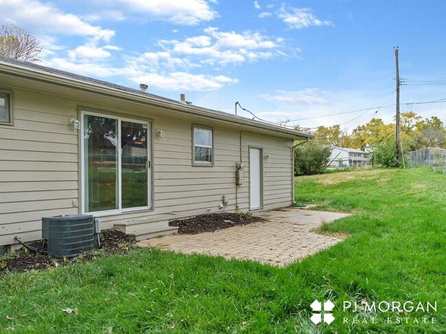 Building Photo - 1409 Thomas Dr