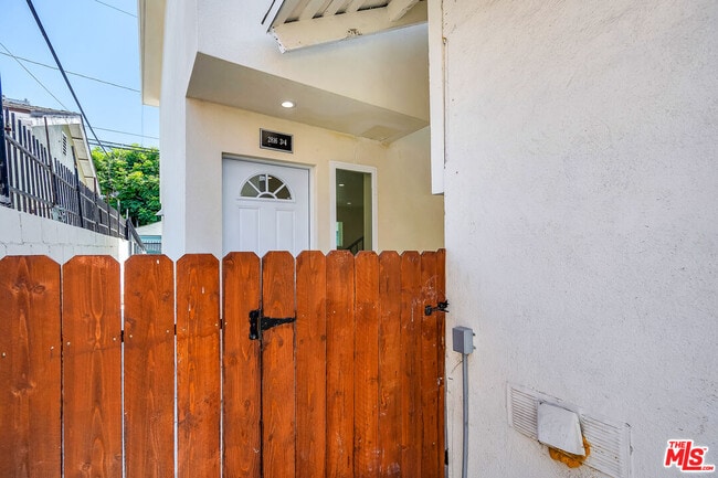 Building Photo - 2816 3/4-2814 W Jefferson Blvd