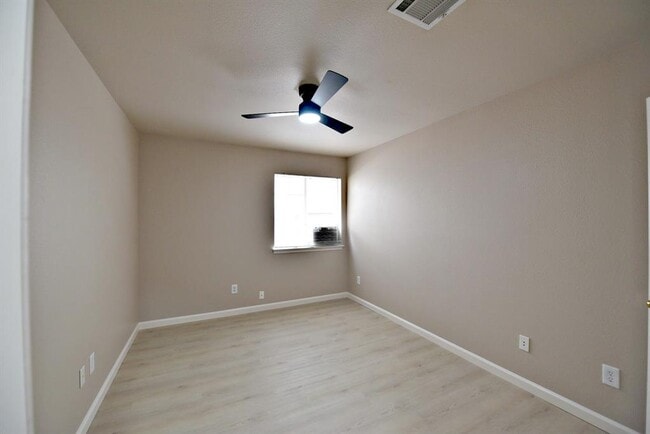 Building Photo - 3924 Newland Dr