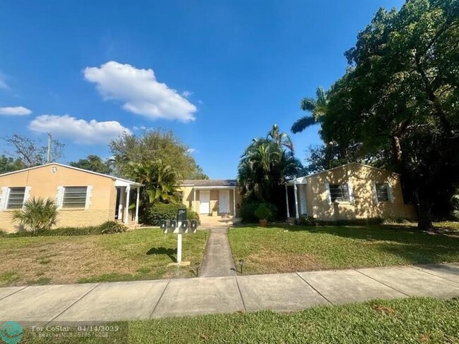Building Photo - 916 SW 8th Ave