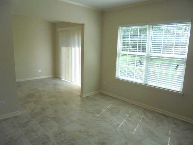 Building Photo - 1202 N Village Dr