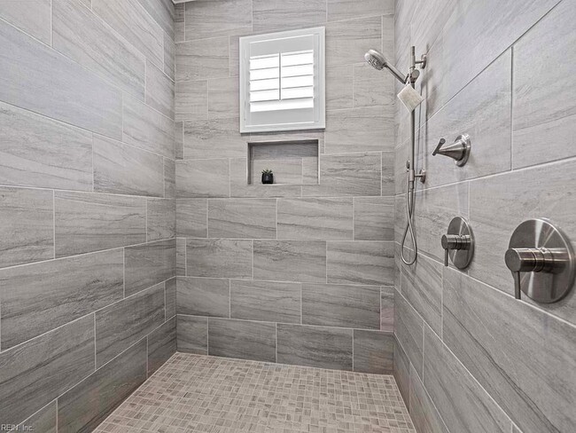 Building Photo - 9683 Shore Dr