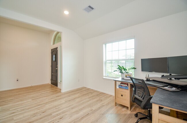 Building Photo - 1105 Breech Dr
