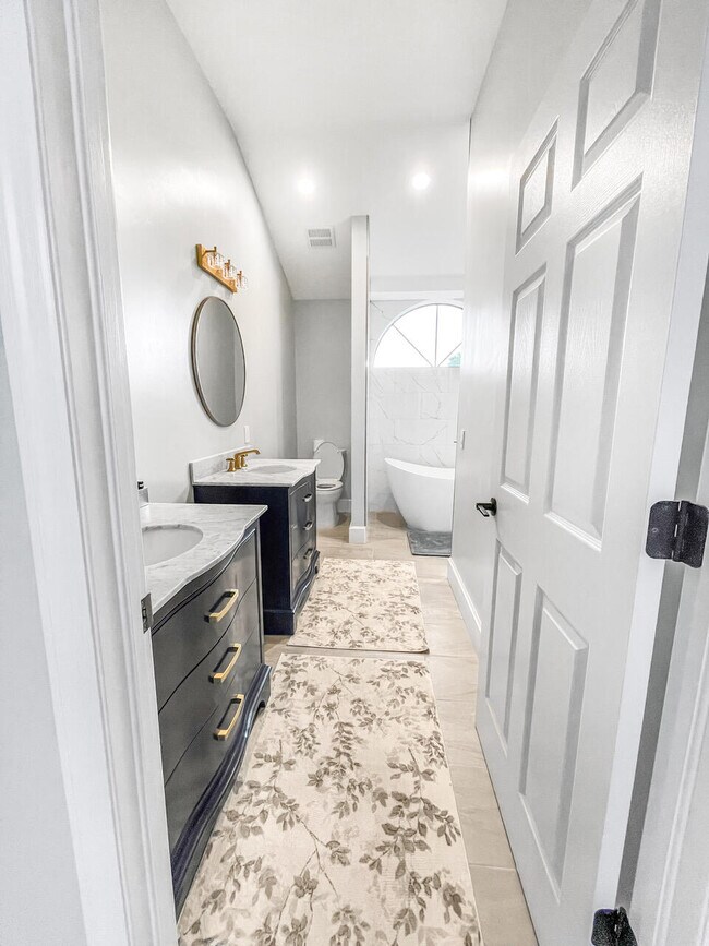 Building Photo - 12989 Meadowbreeze Dr