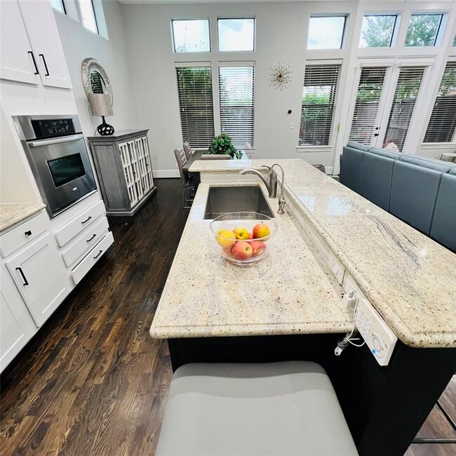Building Photo - 9944 Woodwind Lane North