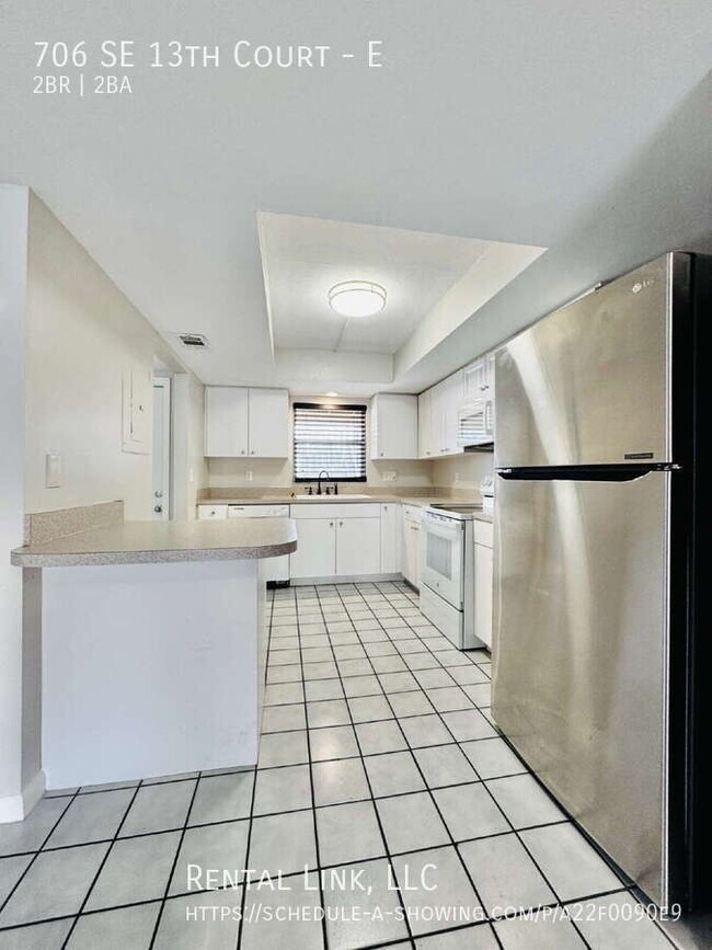 Building Photo - 706 SE 13th Ct