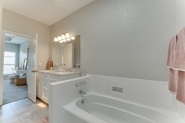 Building Photo - 6801 Alissa Dr