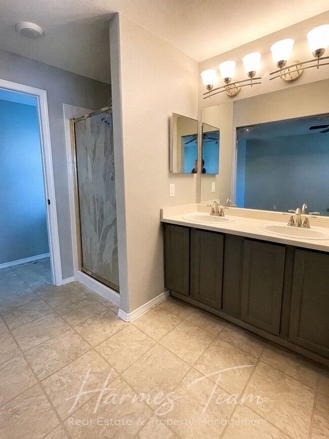 Building Photo - 5960 Grapevine Dr