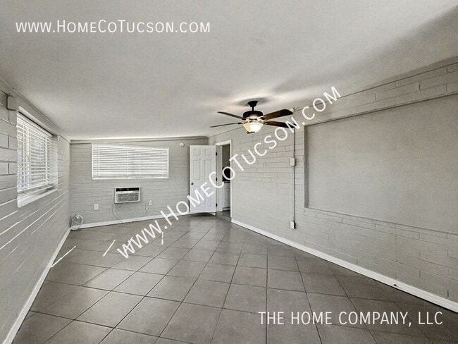 Building Photo - 2404 E Cameron Vista