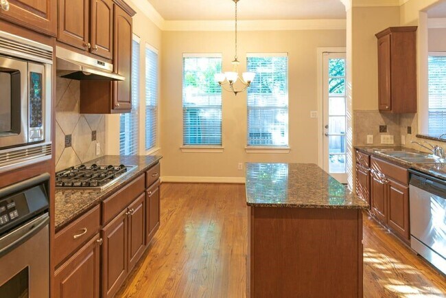 Building Photo - 1507 Shady Villa Manner