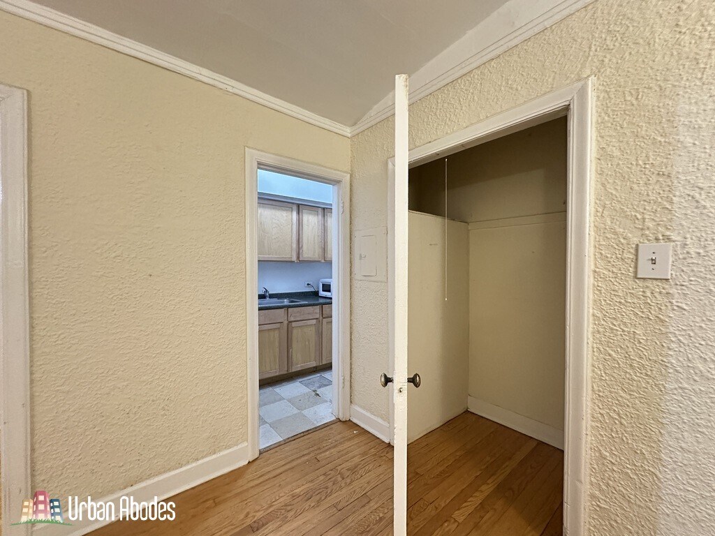 Building Photo - 557 W Arlington Pl