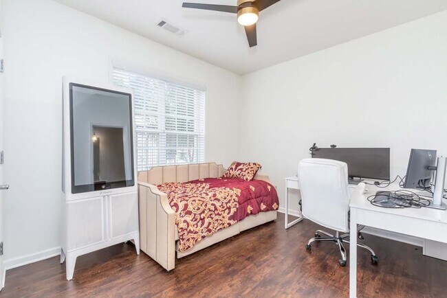 Building Photo - 2345 Limehurst Dr