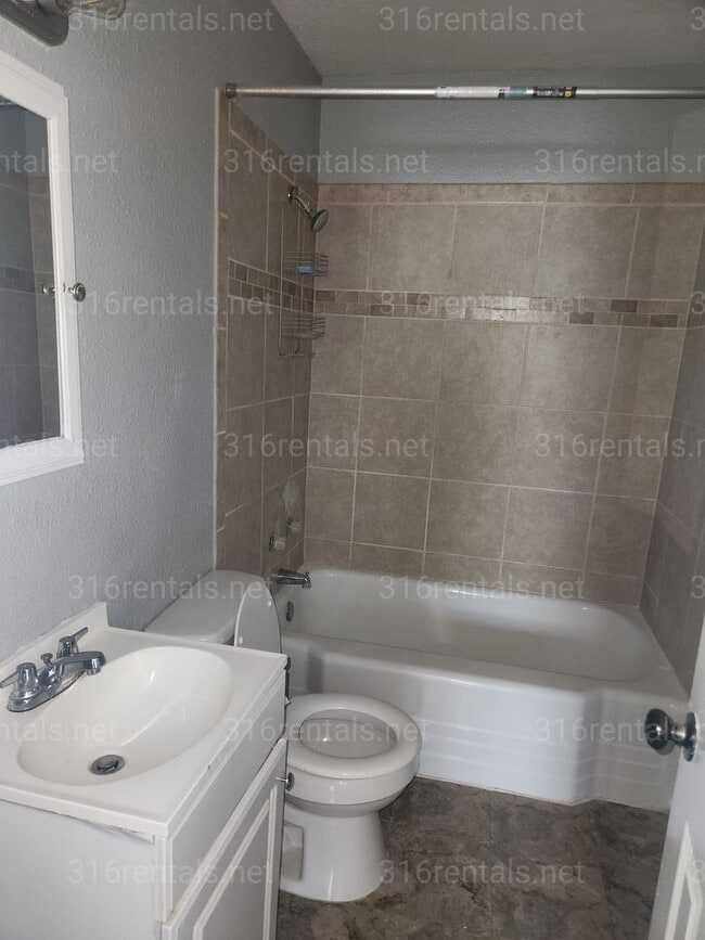 Building Photo - $1,050 3 bedroom / 2 bathroom - Single Family Home