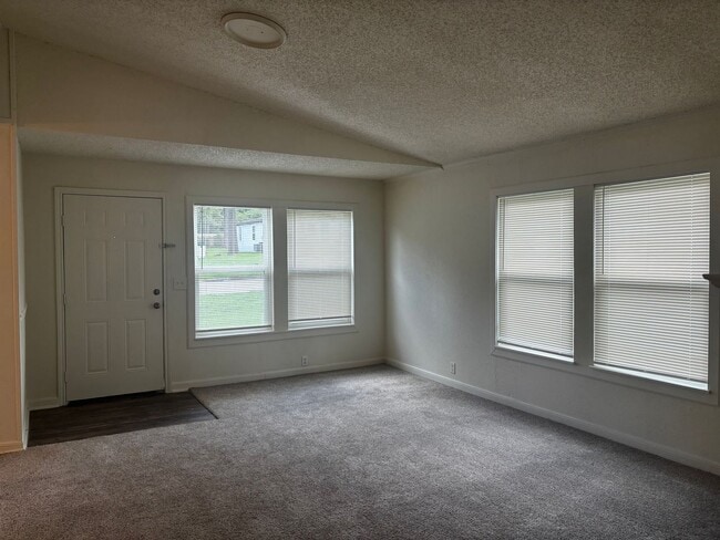 Building Photo - 3 Bedroom 2 Bath