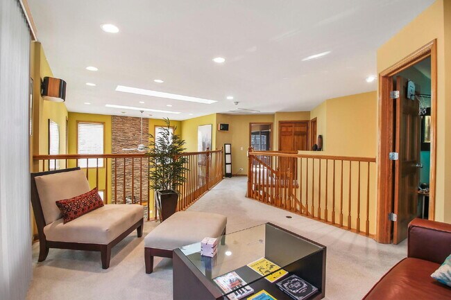 Building Photo - Spacious 3-Bedroom Townhouse with Main-Flo...