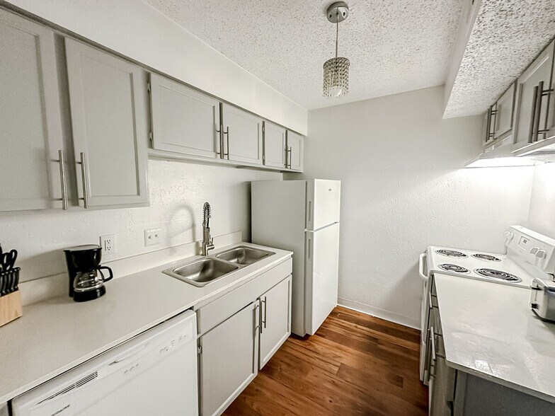 Building Photo - 1030 1/2 Clayton Ln