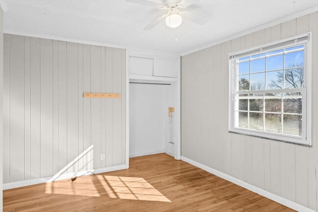 Building Photo - Updated 3bd/2bth home with Remodeled Master Suite & Prime Location!