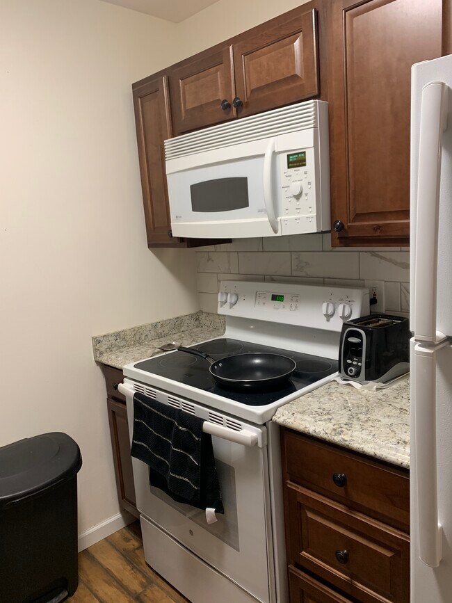 Building Photo - 525 Fairbrook St