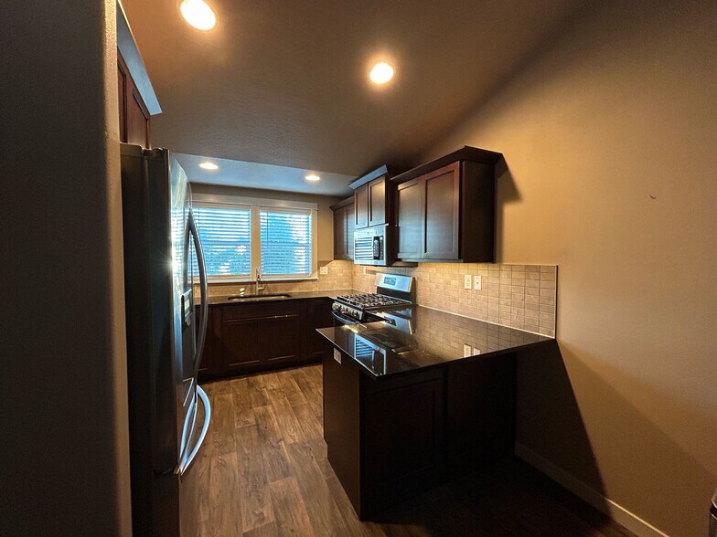 Kitchen - 511 Casting St SE