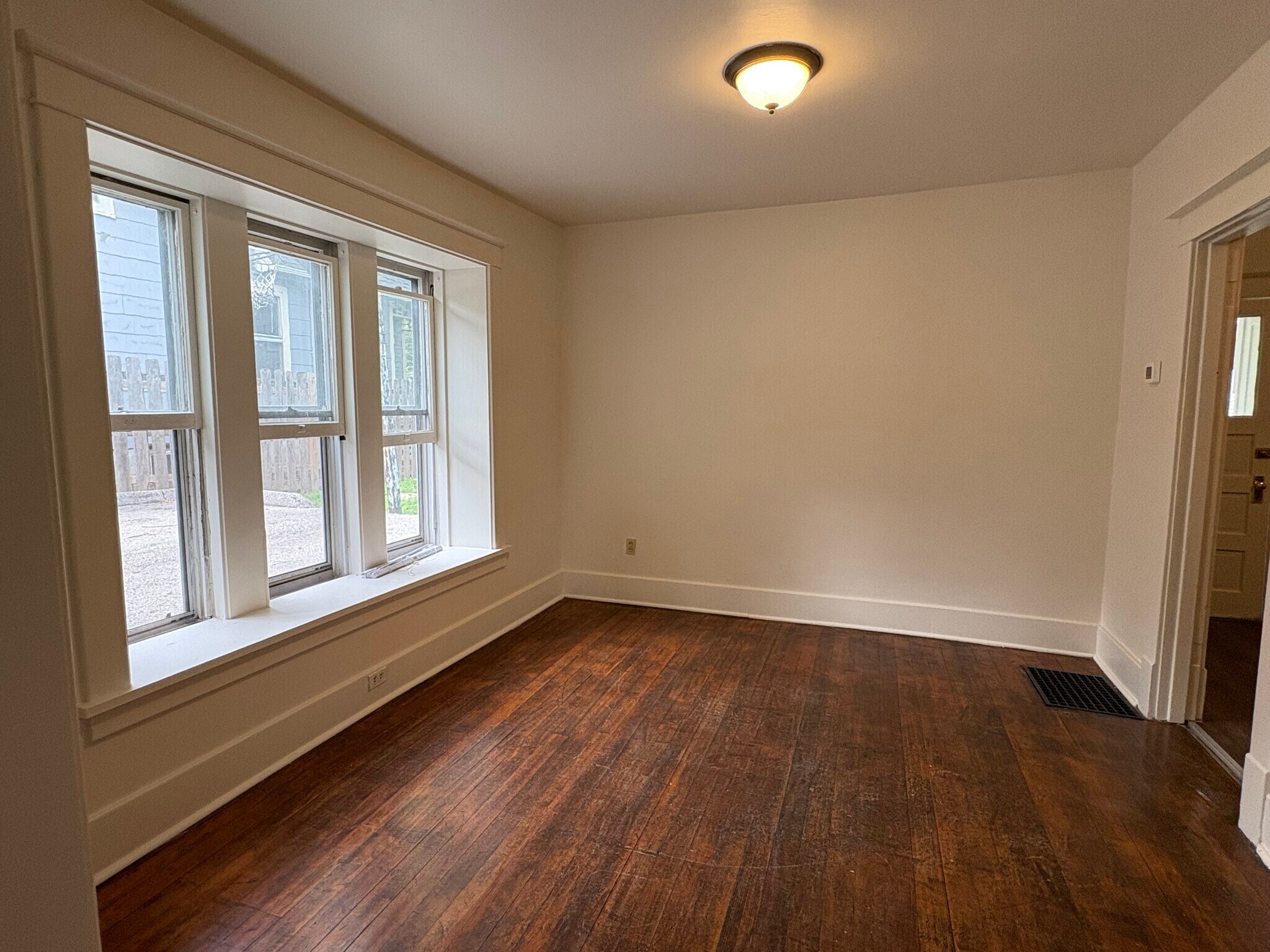 Building Photo - 228 E Bloomington St