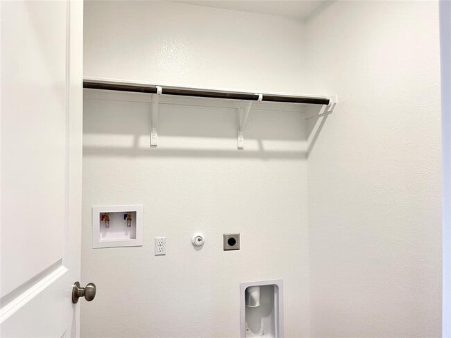 Building Photo - 305 Milliner Lp