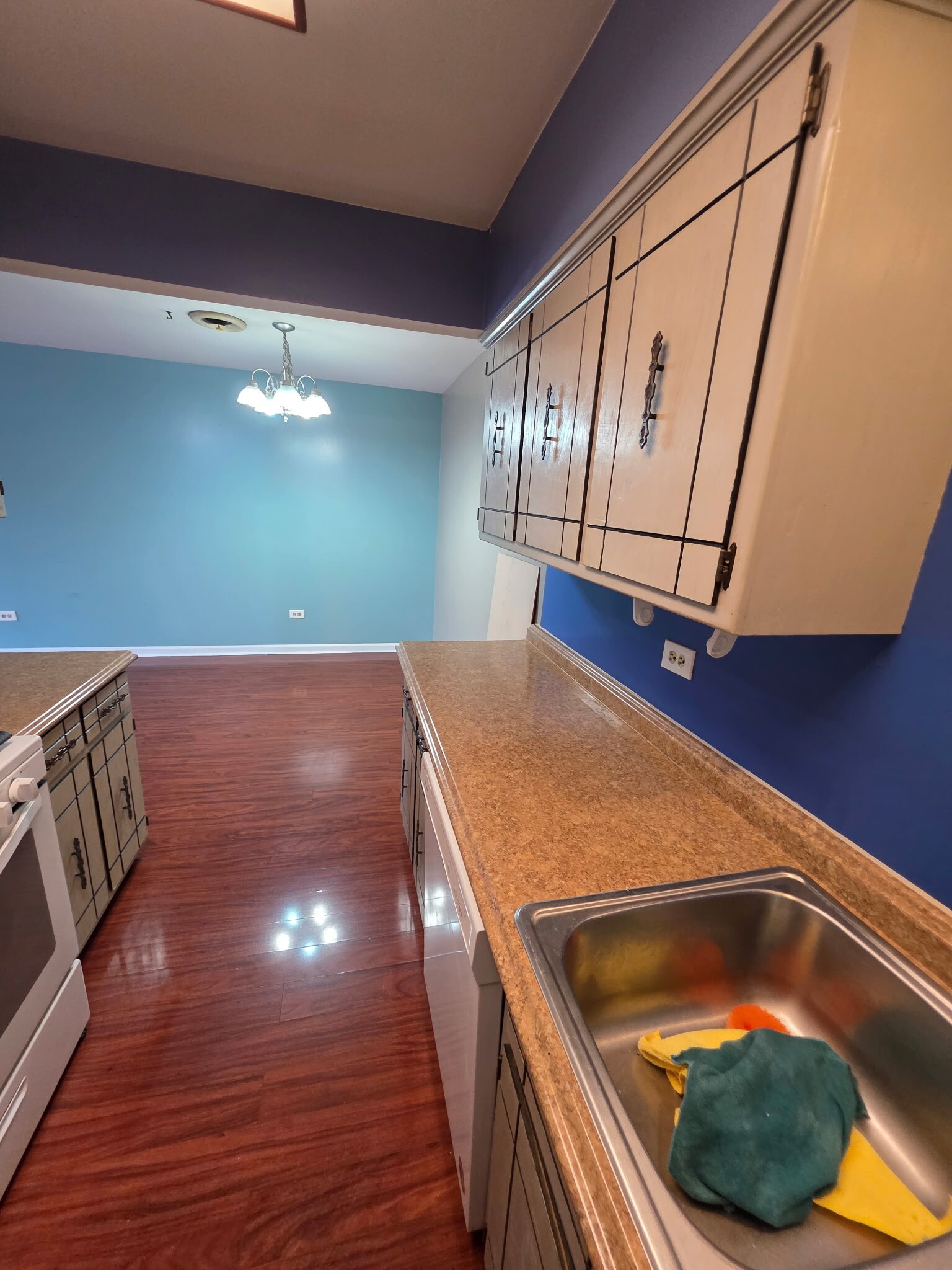 Kitchen - 8901 S Roberts Rd