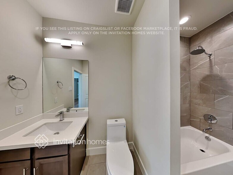 Building Photo - 709 Carriage Knls Dr