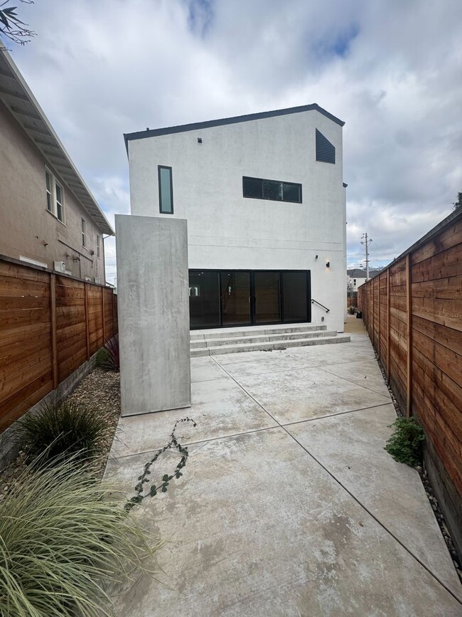 Building Photo - Bright & Spacious 4-Bedroom Home in Oakland!