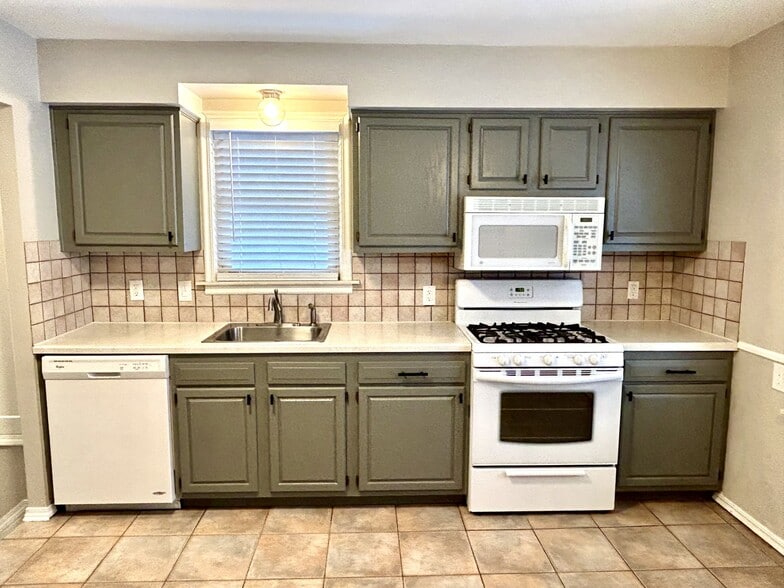 Building Photo - 1316 N Vermont Ave