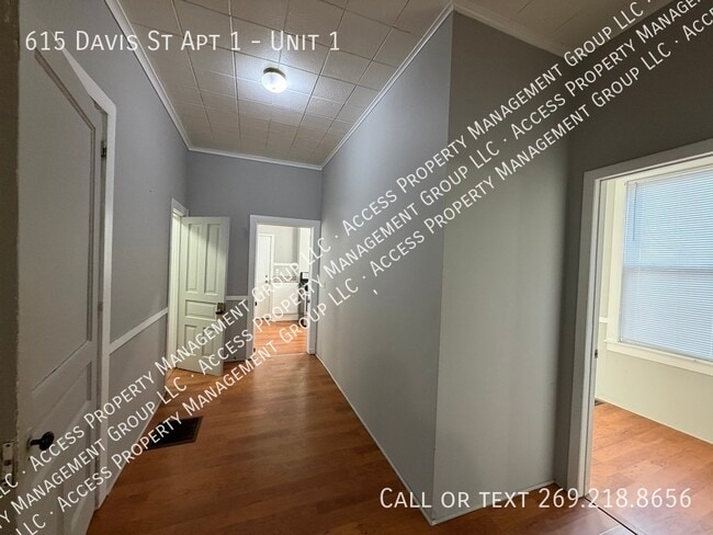 Building Photo - 615 Davis St