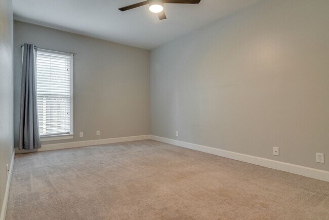 Building Photo - 2040 Graybar Ln