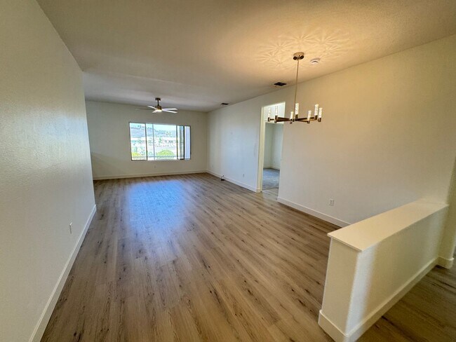Building Photo - Remodeled 2BD/2BA with Golf & Mountain Vie...