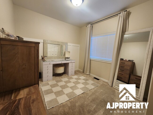 Building Photo - 5304 S Spirea Ave