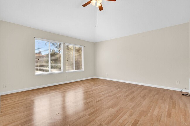 Building Photo - 880 Woodsong Ln