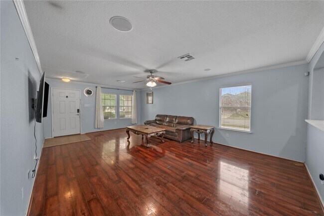 Building Photo - 111 Lynn Crest Bend