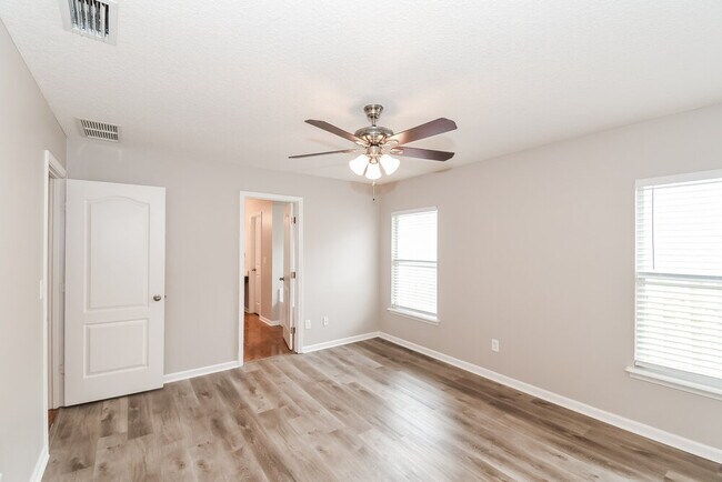 Building Photo - 6789 Southern Oaks Dr