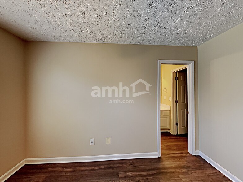 Building Photo - 2656 Lake Park Bnd