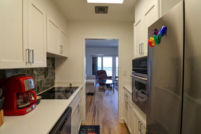 Building Photo - 825 Bayshore Dr