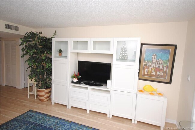 Building Photo - 5333 SE Miles Grant Rd