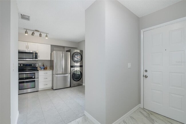 Building Photo - Beautifully Updated Condo