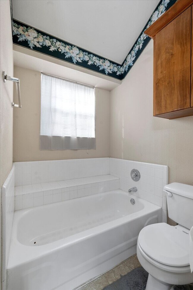 Building Photo - Large 3-Bedroom Home in West Round Rock!