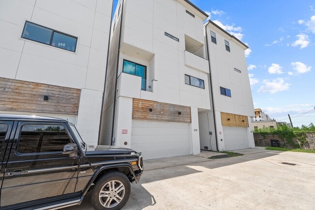 Building Photo - 2239 N MacGregor Way