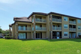 Building Photo - Beautifully Updated and Spacious 1 Bedroom...
