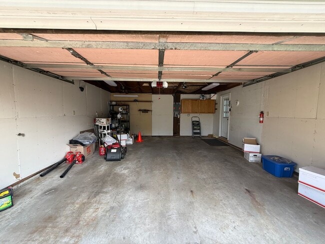 Building Photo - Modern 4 bed 2 Bath Split Level Single Fam...