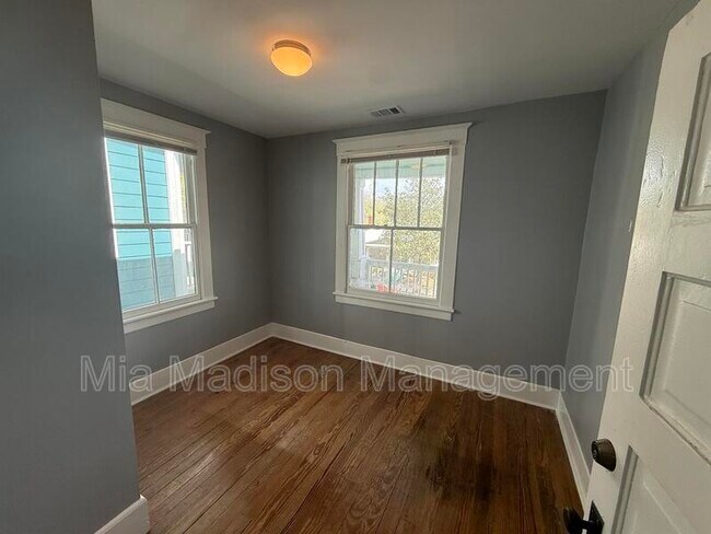 Building Photo - 607 W 44th St