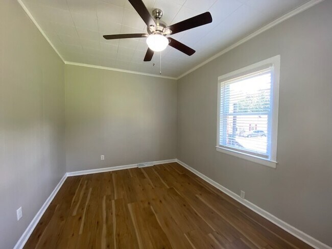 Building Photo - 3 Bedroom, 2 bath Home