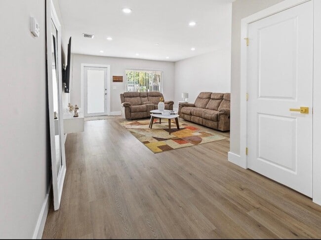 Building Photo - 1322 Riverside Cir